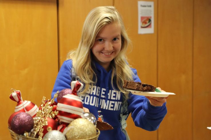 5Leisan happy with dessert