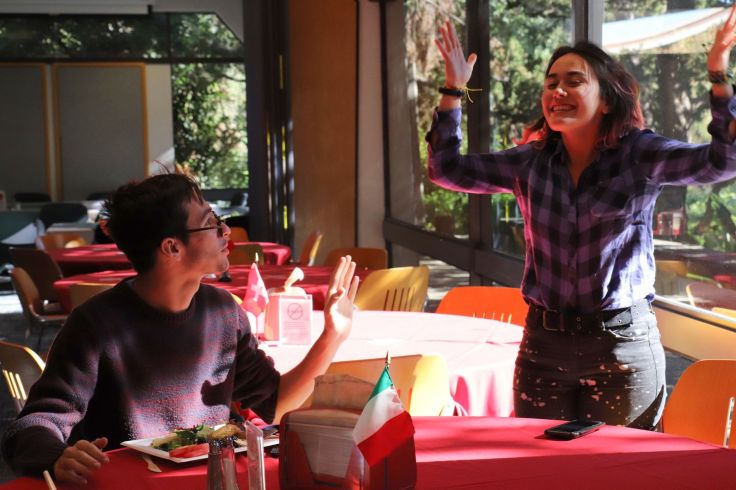 9Italian table gets ready