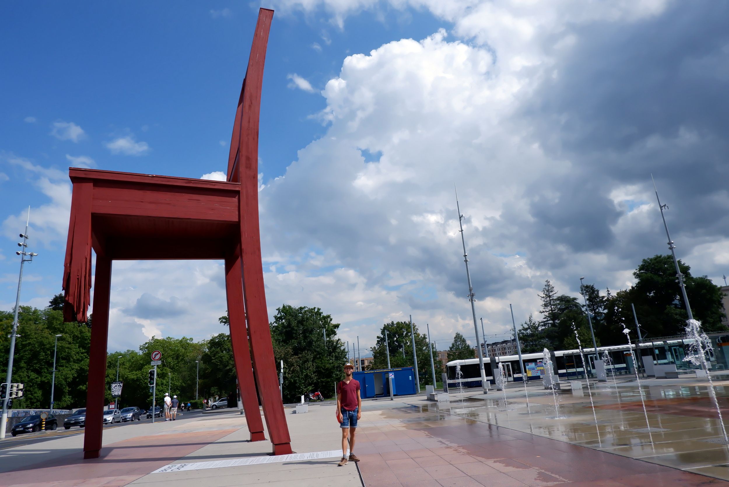 broken chair genève