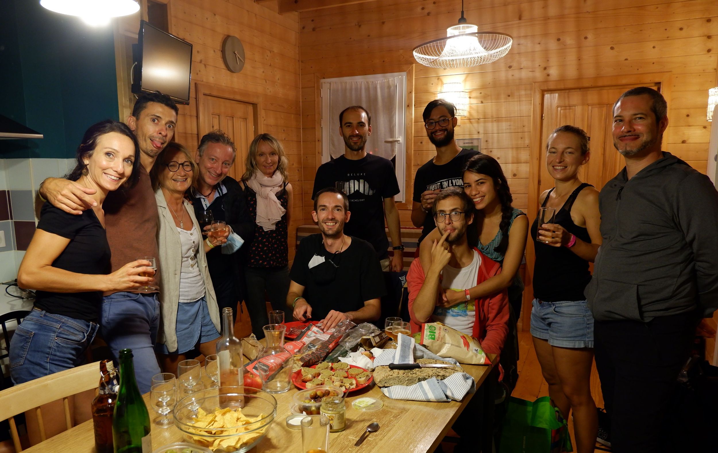 groupe de copains et copines dans le chalet