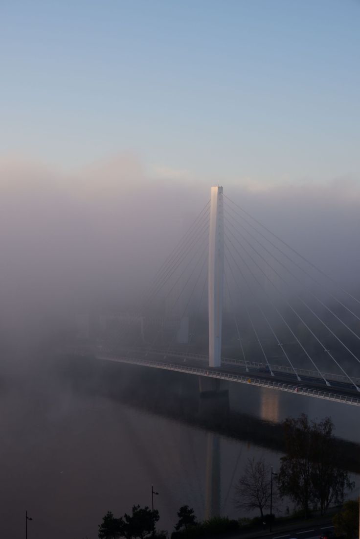 le pont Eric Tabarly dans le brouillard