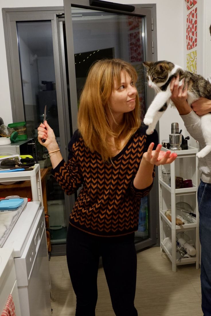 justine et stormy avec un couteau et de la betterave