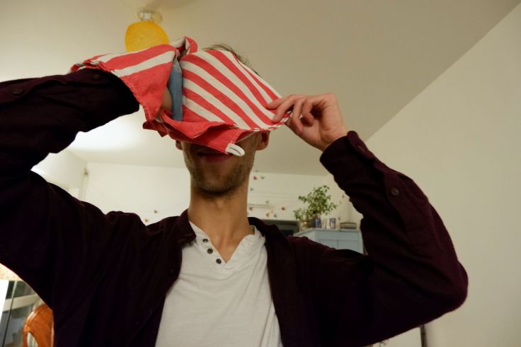 ryan et un glaçon sur la tête