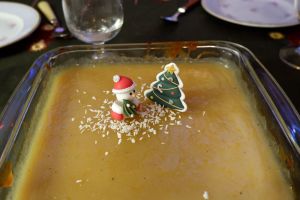 un gâteau au citron avec des décorations de noël