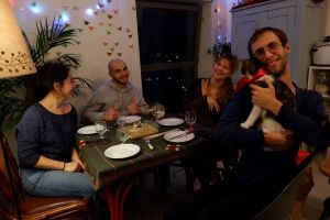 andréa, thomas, juji et ryan autour de la table du dîner
