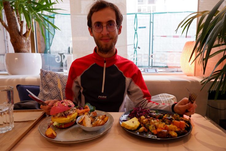 Ryan pose avec deux plats