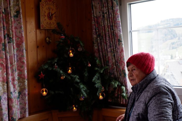 Sula pose devant son petit sapin de Noël