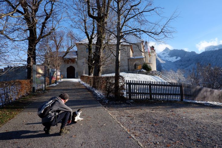 Ryan et un chat devant le château de Gruyère