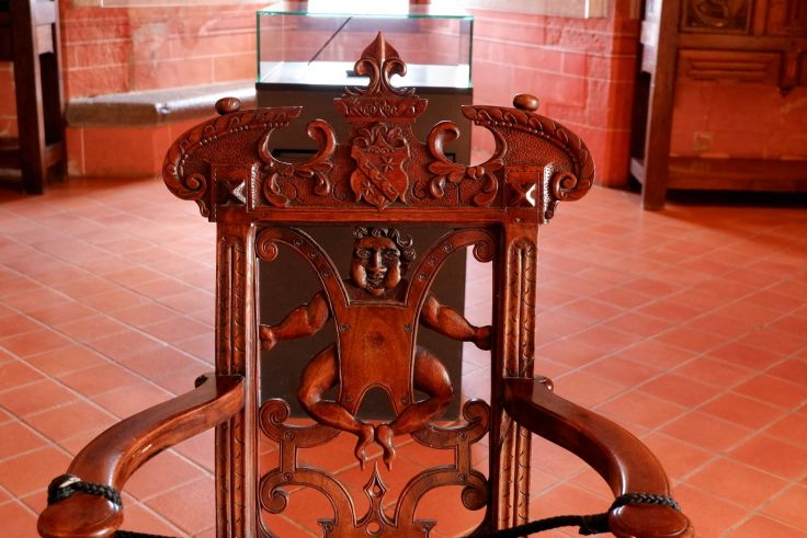 une chaise qui fait peur