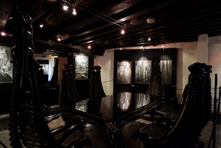 Une table à manger dans le musée H.R. Giger