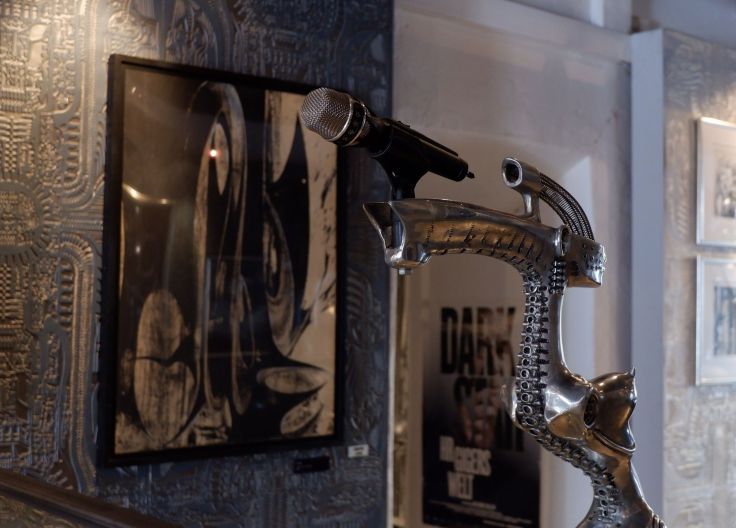 un pied de micro dans le musée H.R. Giger