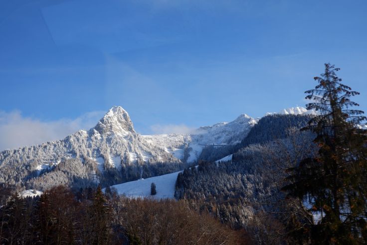 Une montagne à travers la vitre du train.