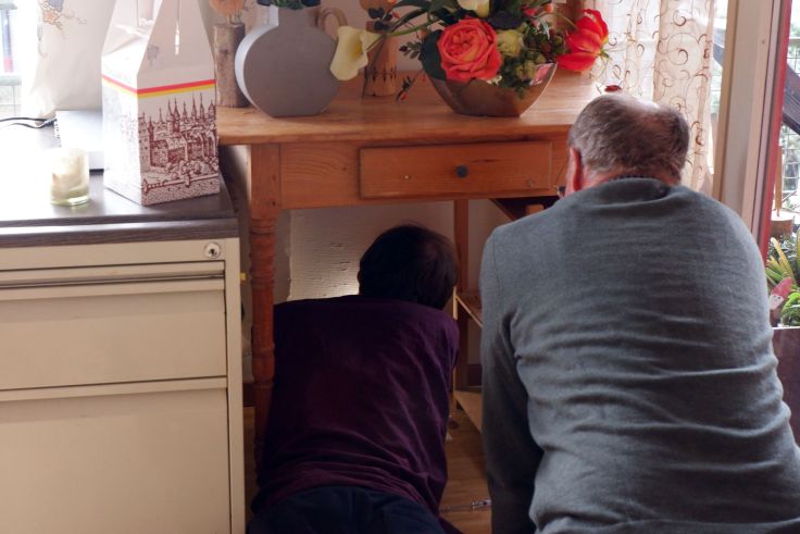 Ryan et Ruedi bricolent sous une table