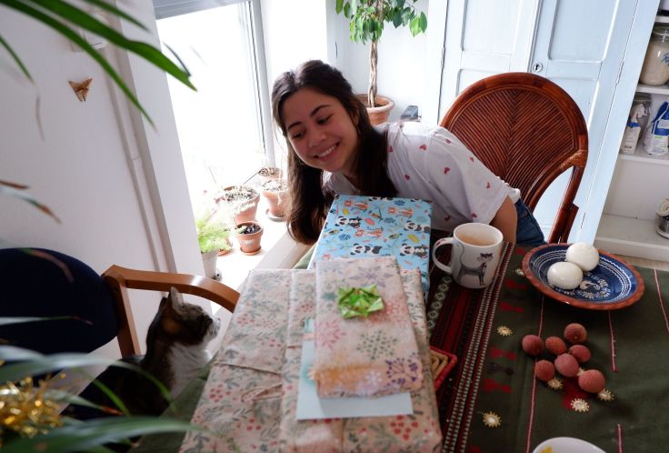 Andréa devant les cadeaux de Noël