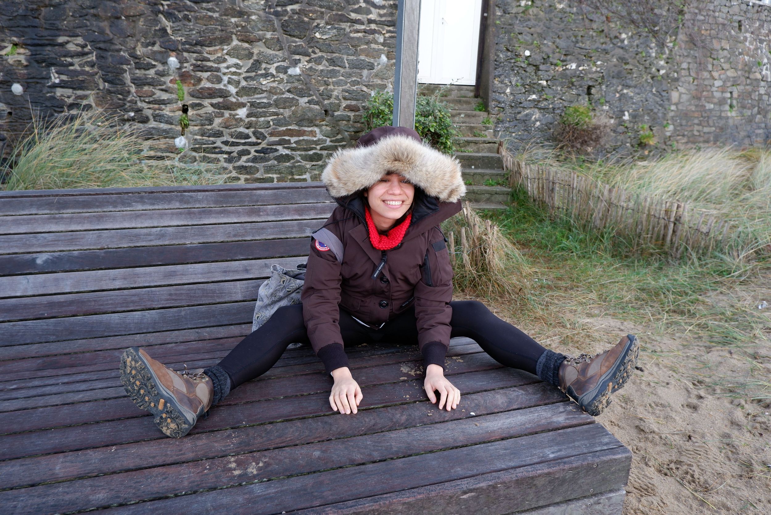 Marina assise bizarrement sur un banc