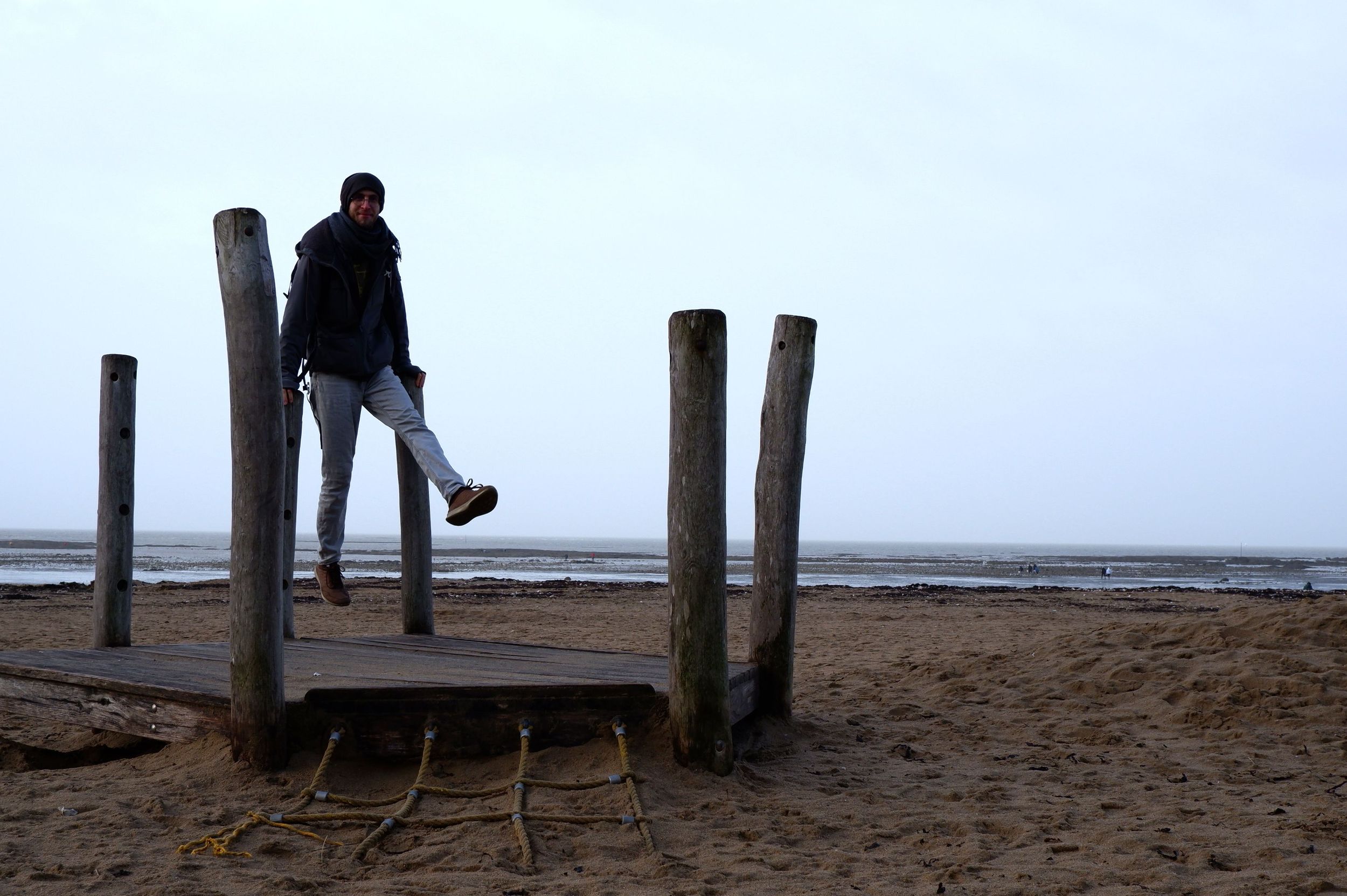 Ryan joue les acrobates sur la plage.