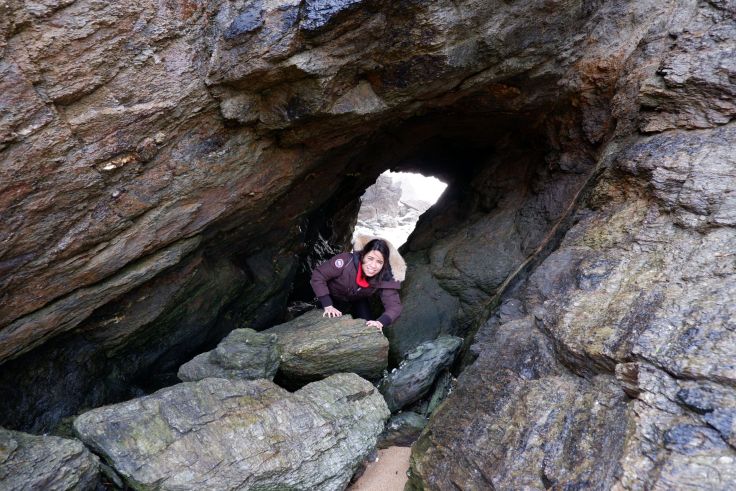 Marina sortant d'une petite caverne