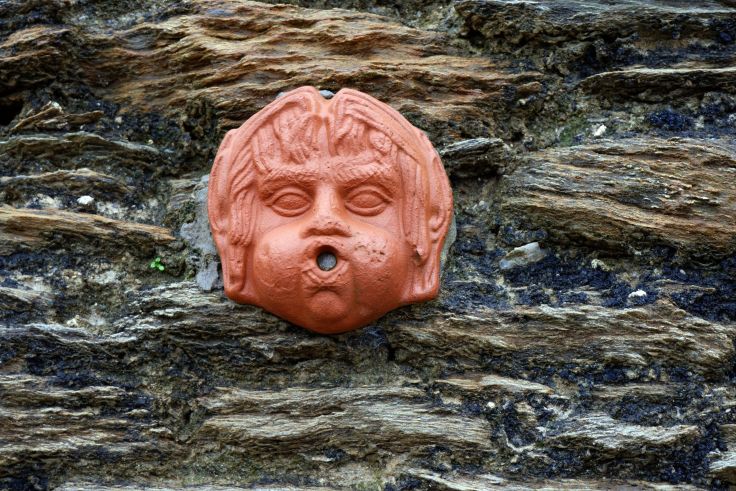 Etrange sculpture sur le mur