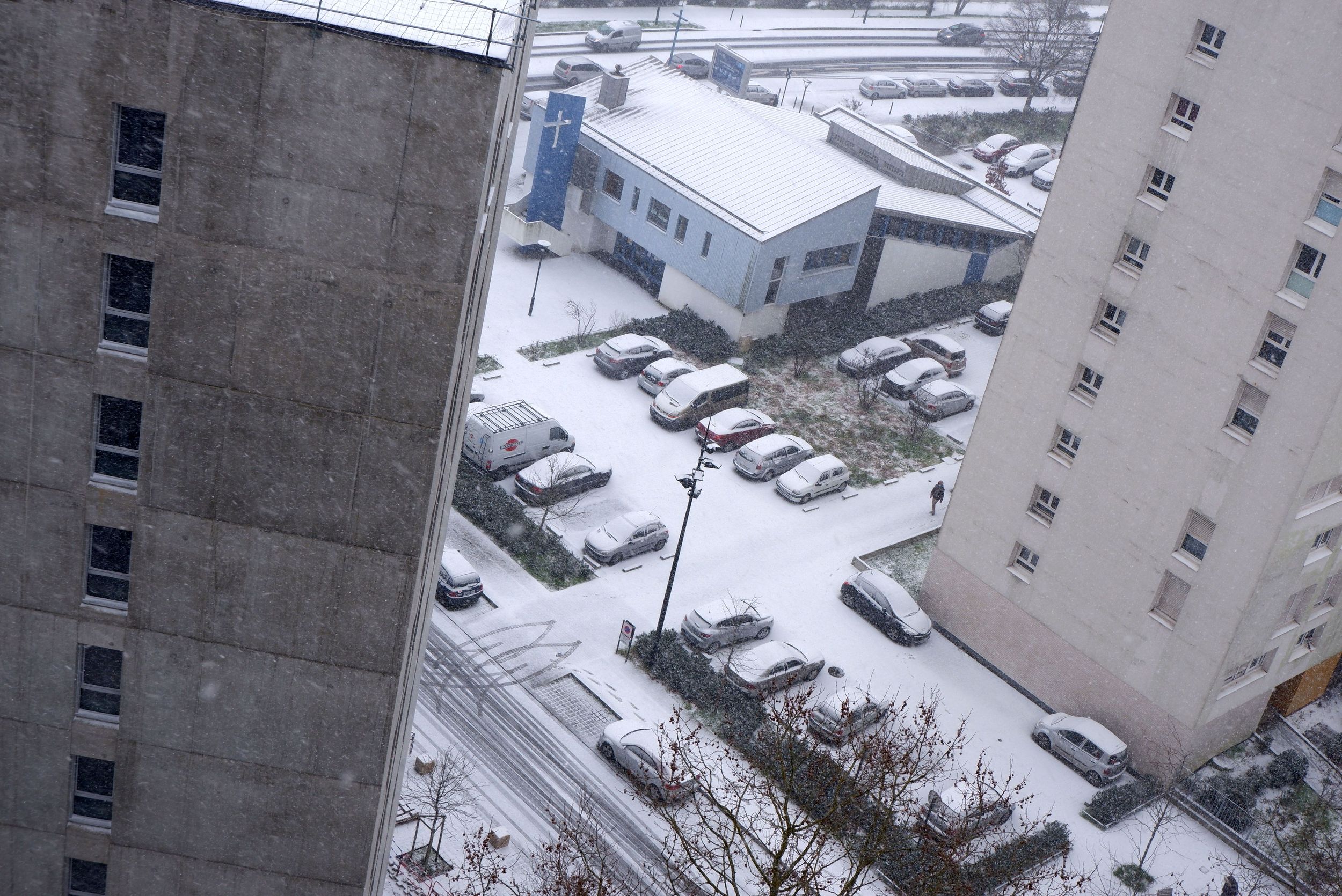 le bas de mon immeuble sous la neige