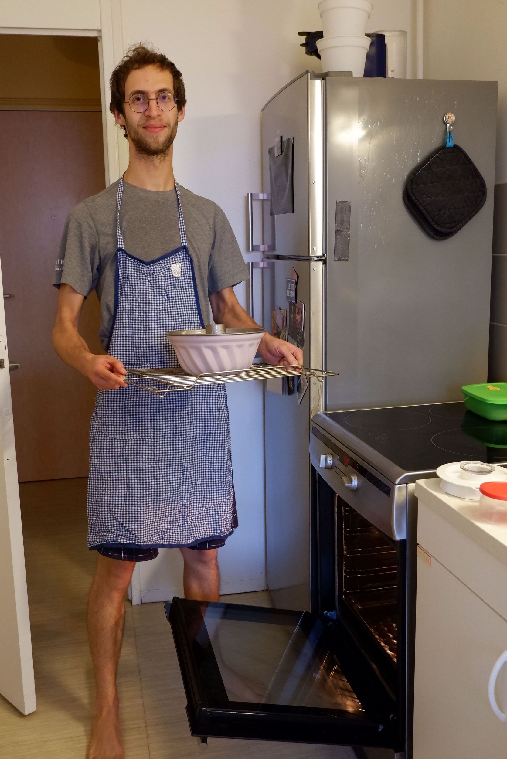 Ryan sur le point d'enfourner un kouglof.