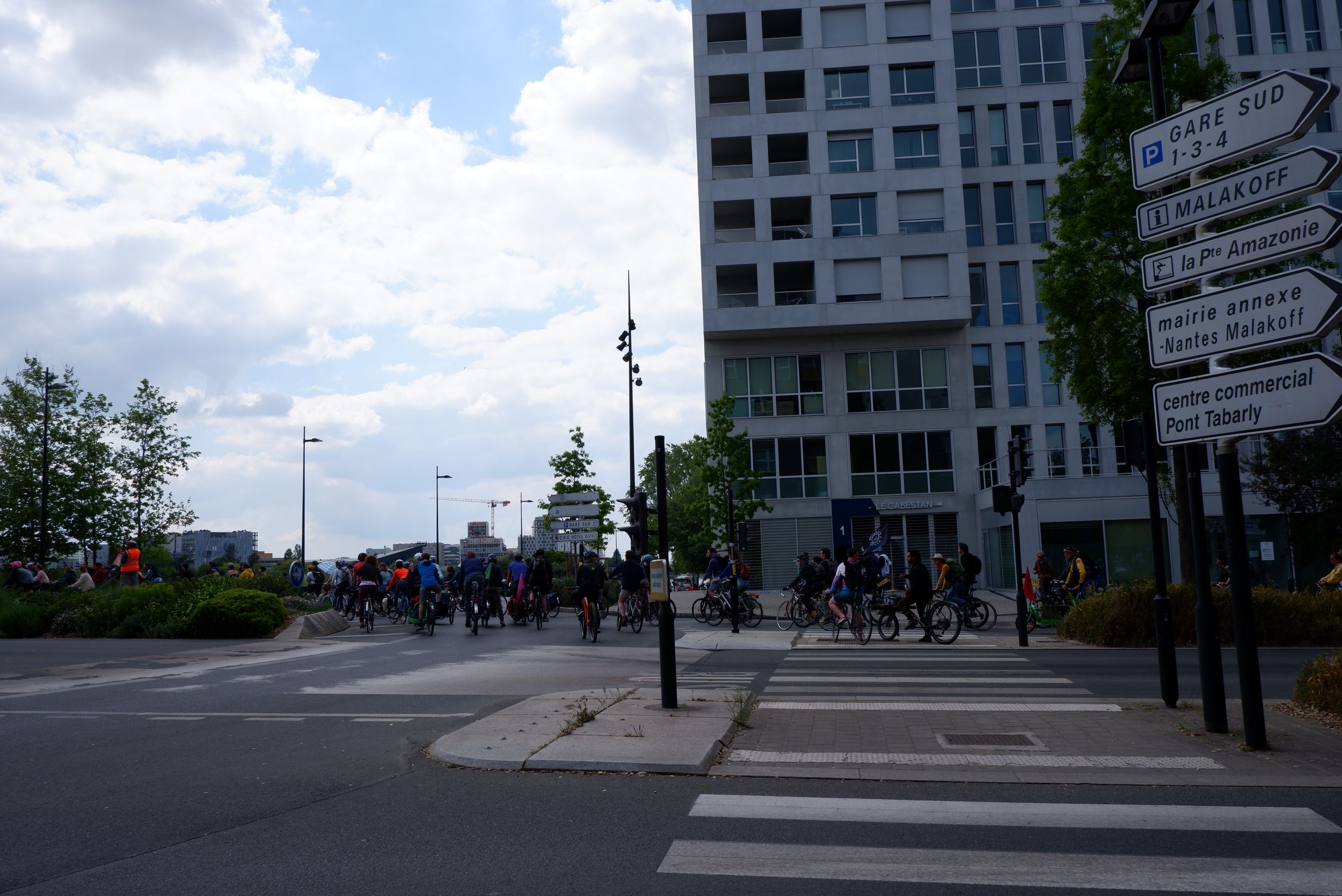 Une bande de vélos sur la place Rosa Parks à Nantes