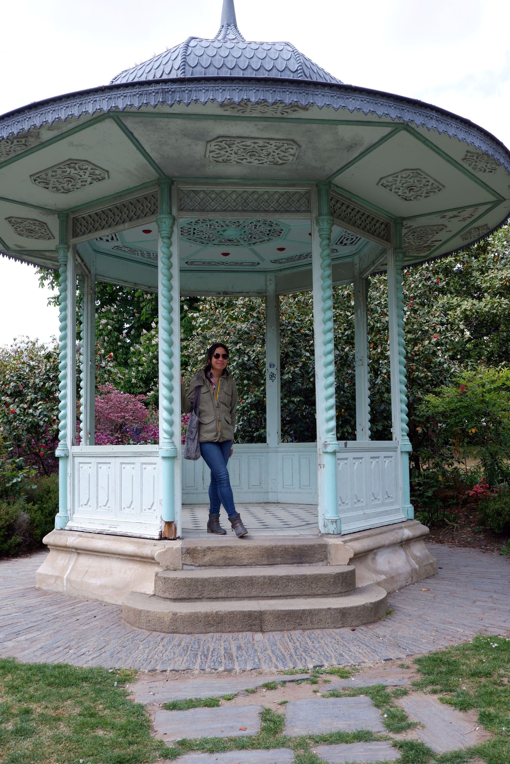 Marina sous un belvédère au parc de Procé
