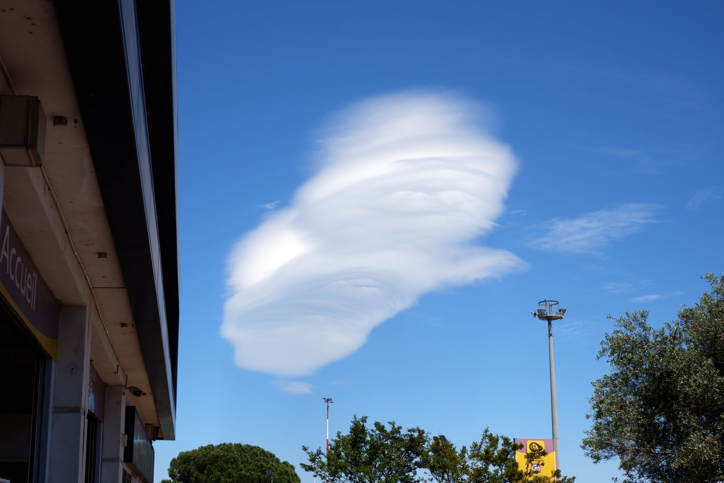 un nuage à la forme bizarre