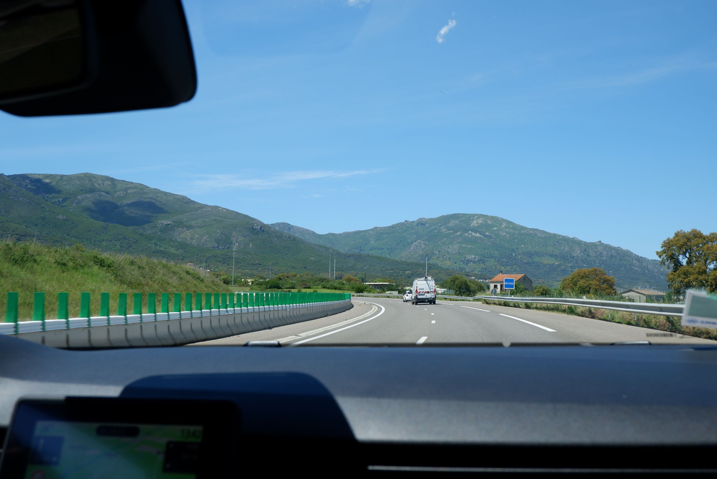les routes de bastia avec des montagnes à l'horizon