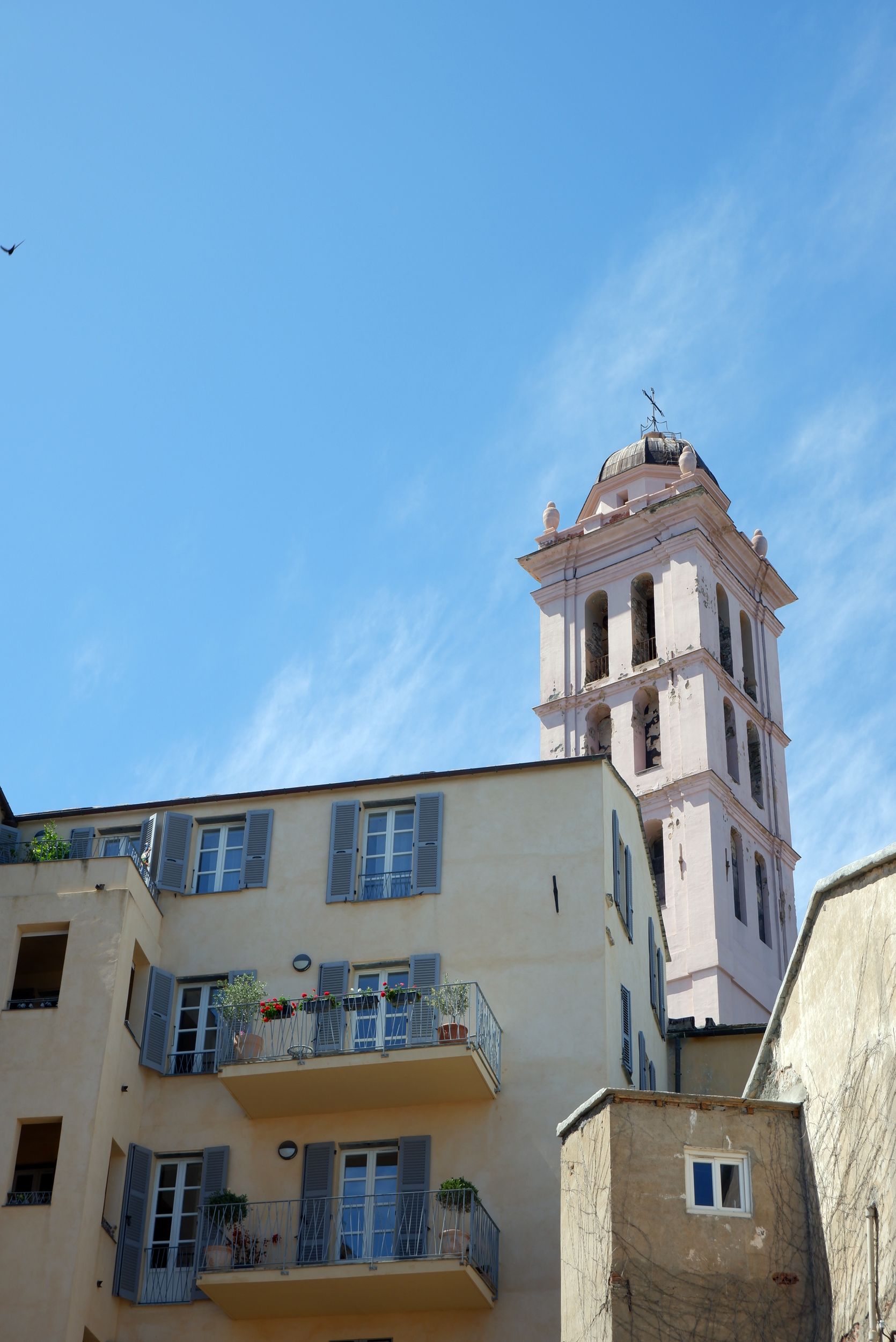 la vieille ville de bastia avec un clocher en ruines