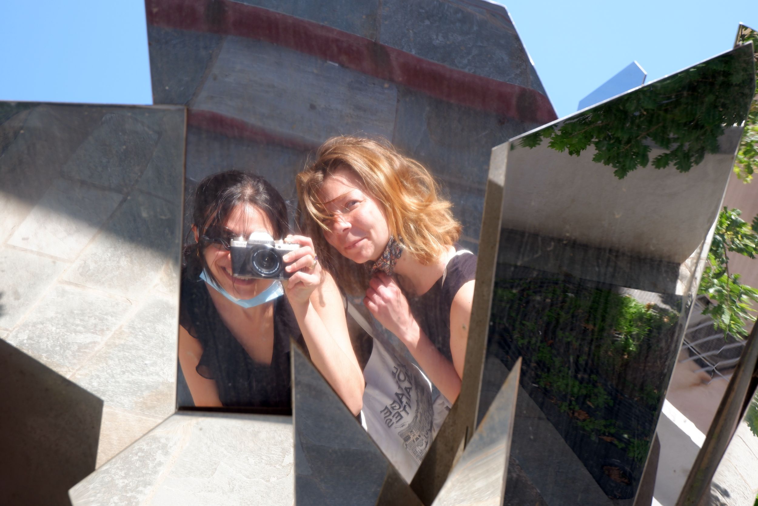 une oeuvre d'art de Jeanne de Petriconi avec plein de miroirs partout