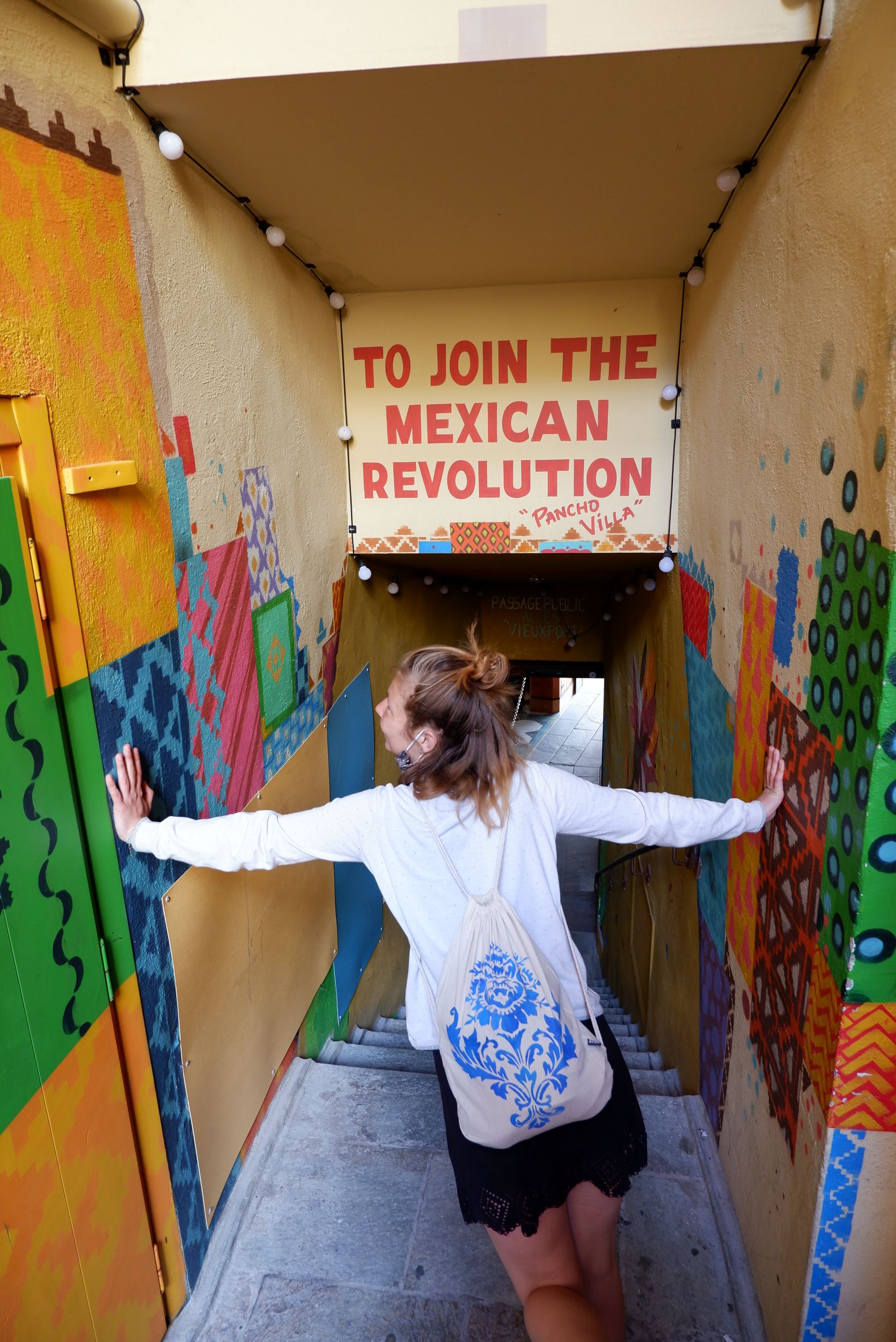 justine dans le passage au décor mexicain