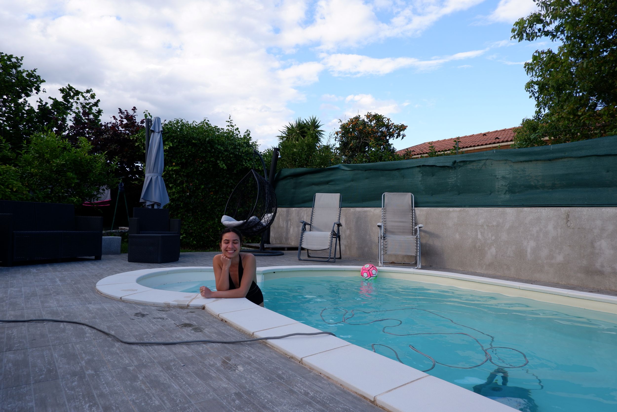 je suis dans la piscine