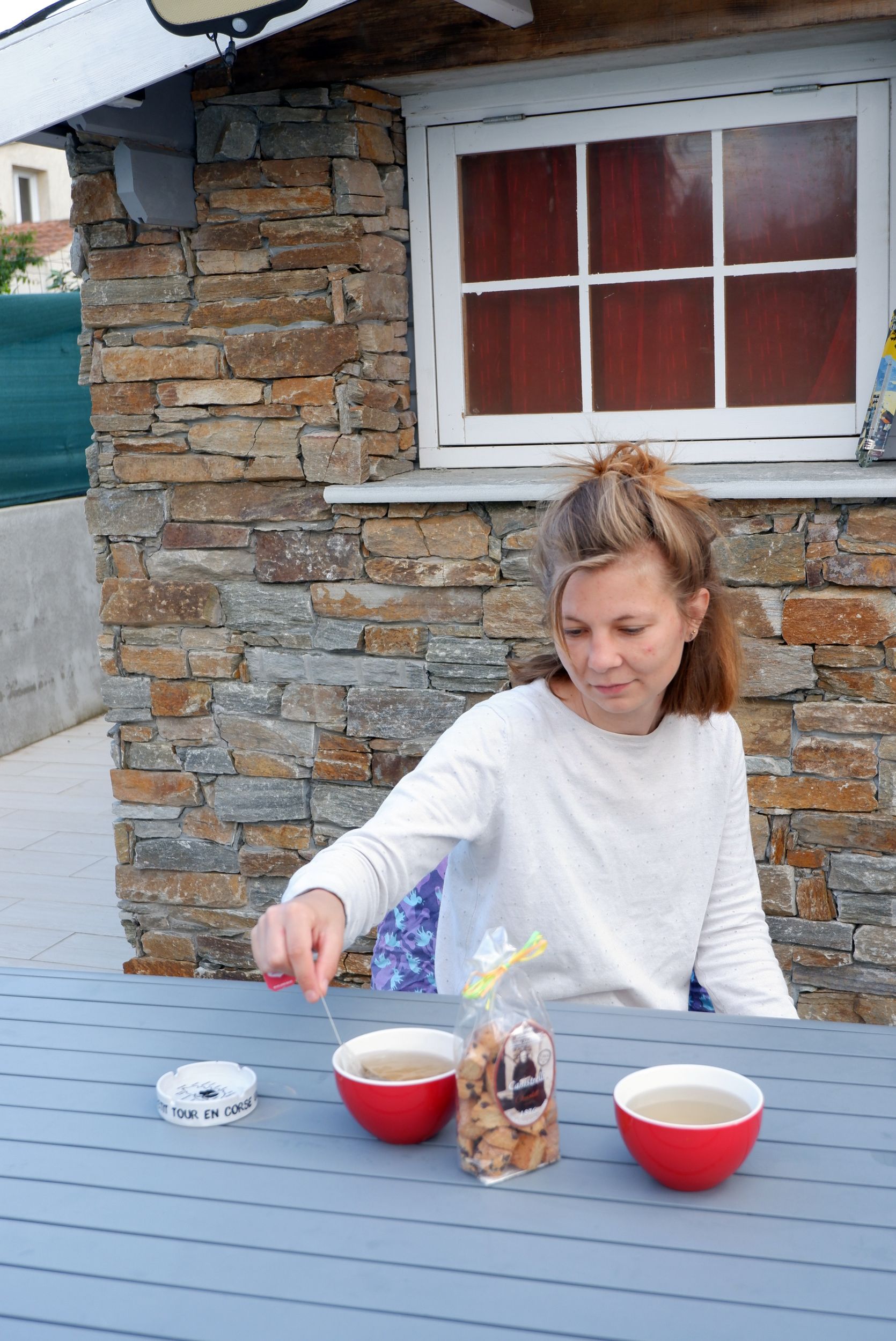 justine prépare du thé