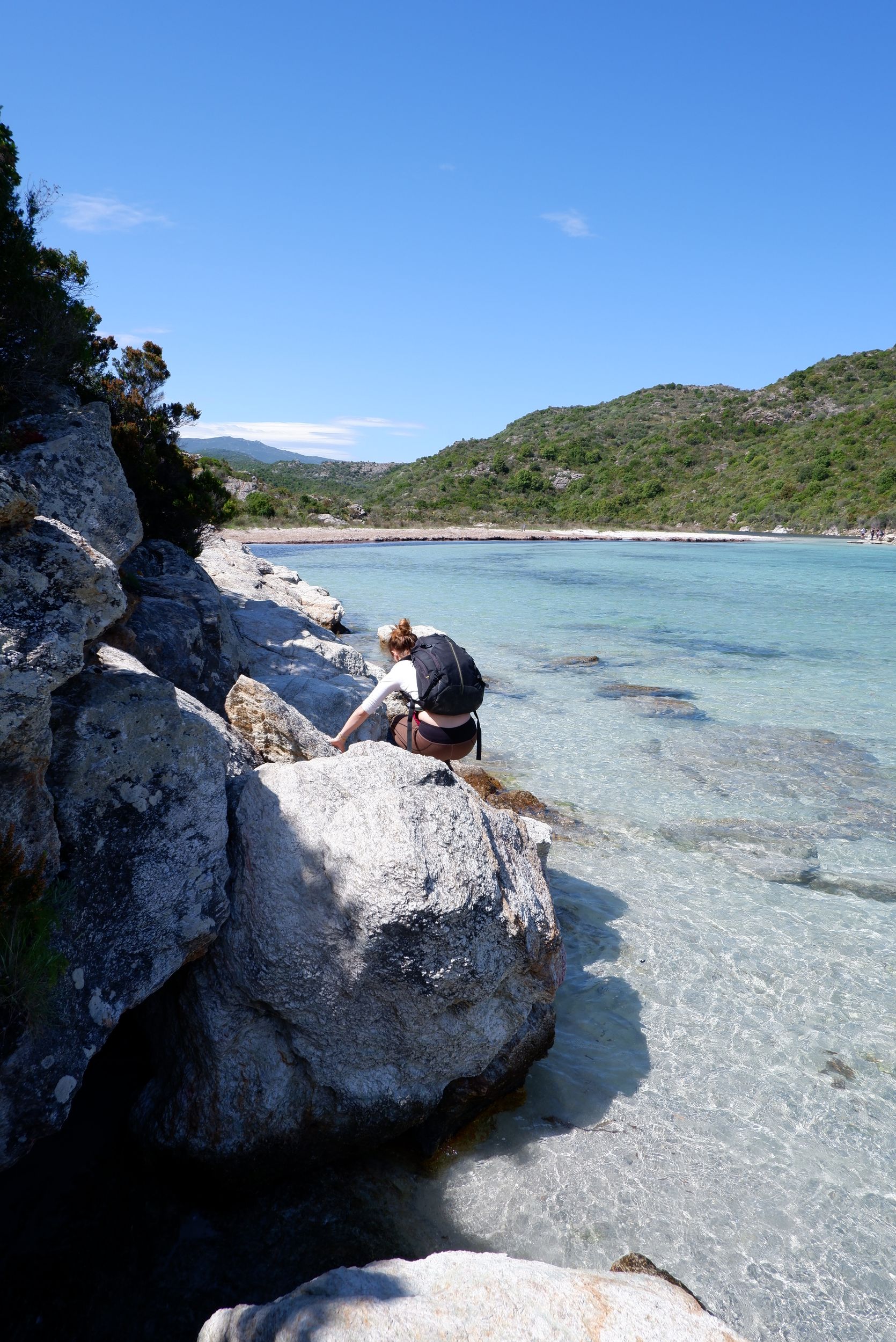Justine sur un rocher au bord de l'eau