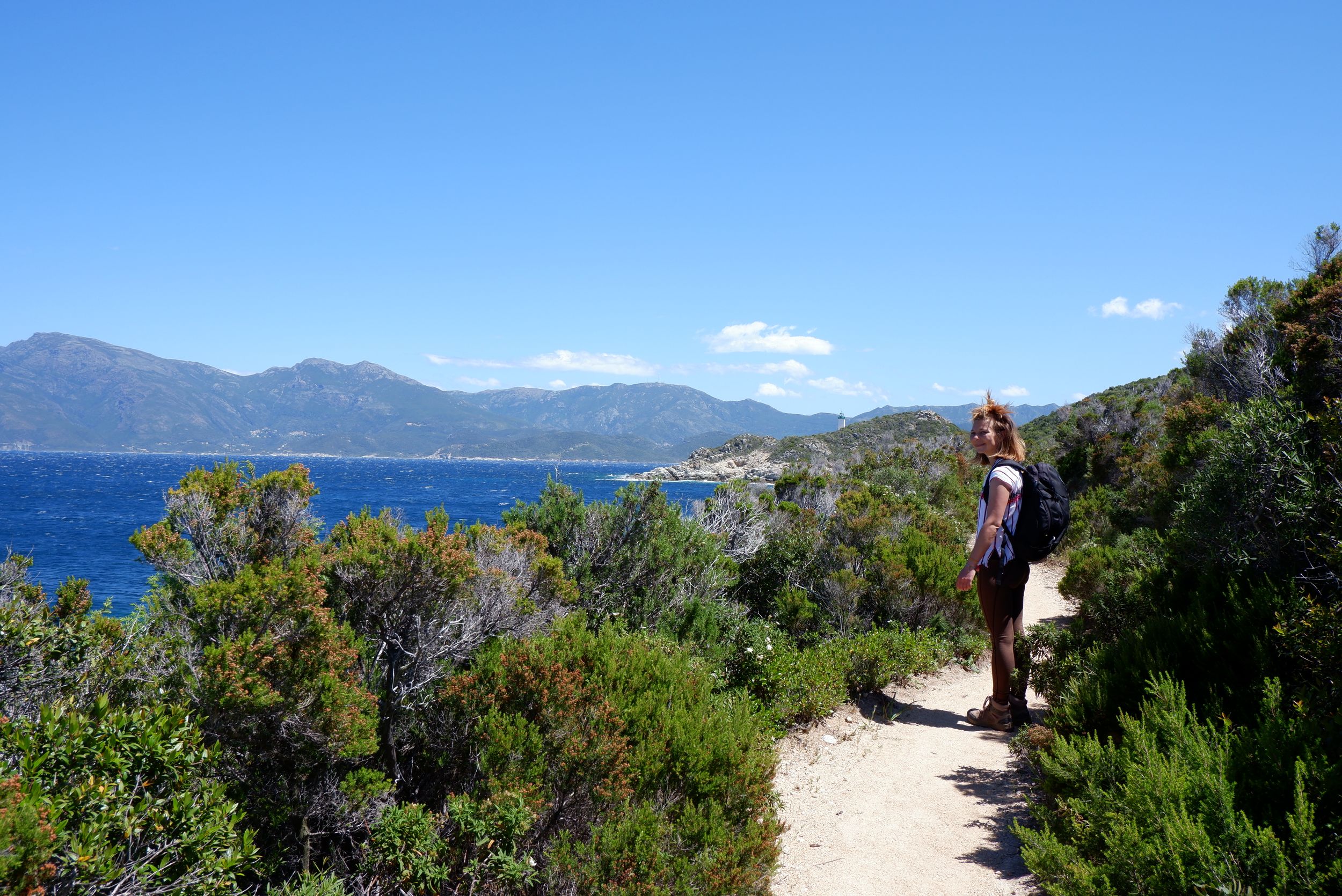Justine sur le sentier du désert des Agriates