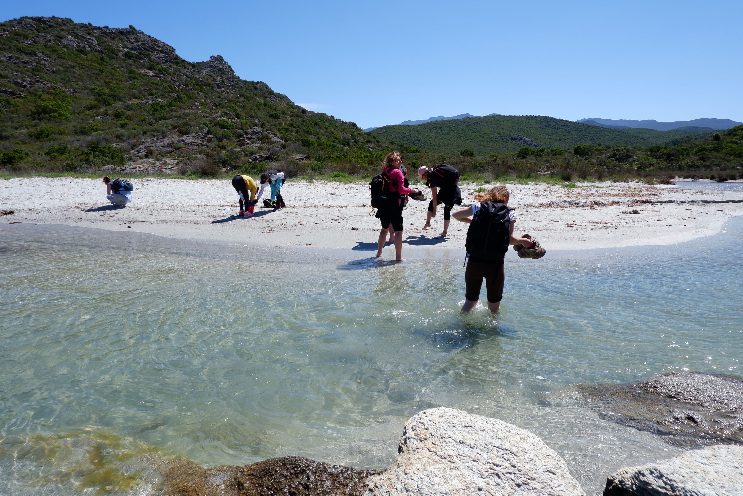 Un groupe de randonneuses traverse une rivière