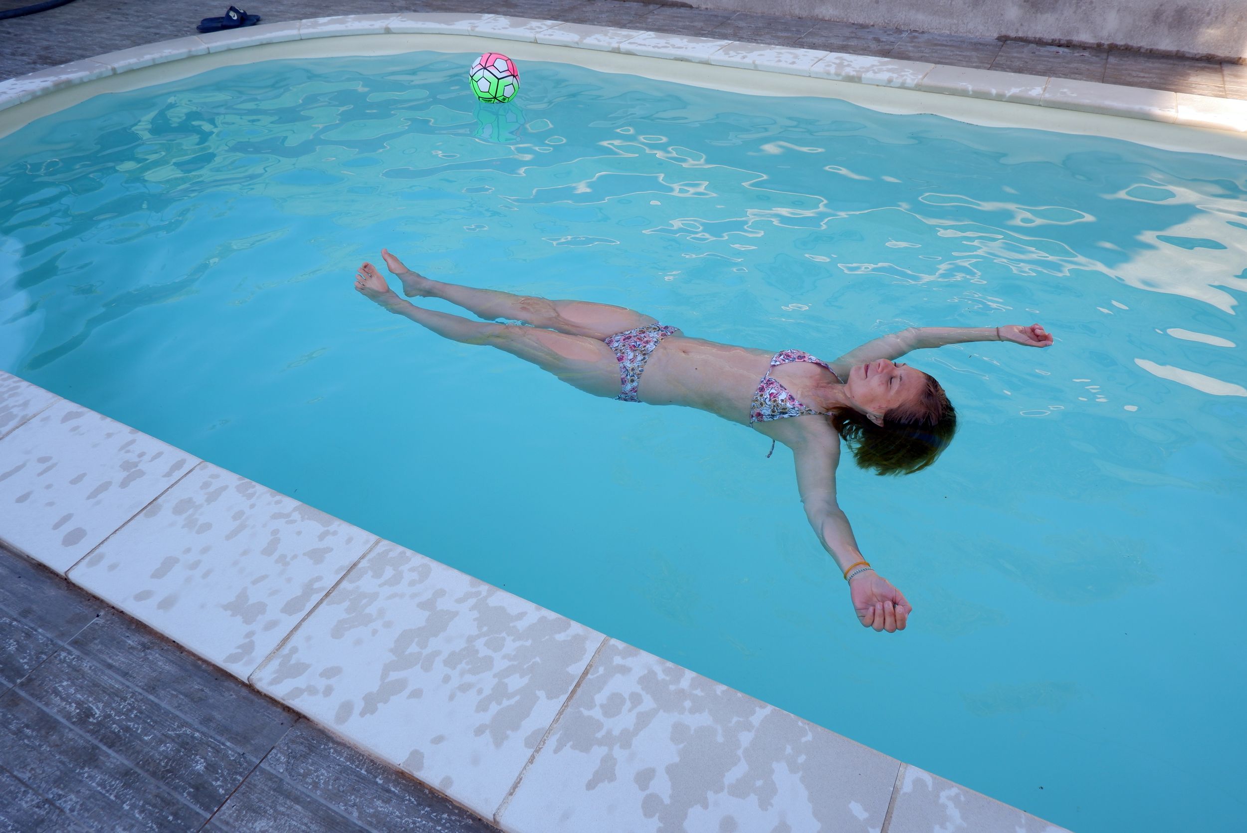 Justine fait la planche dans la piscine