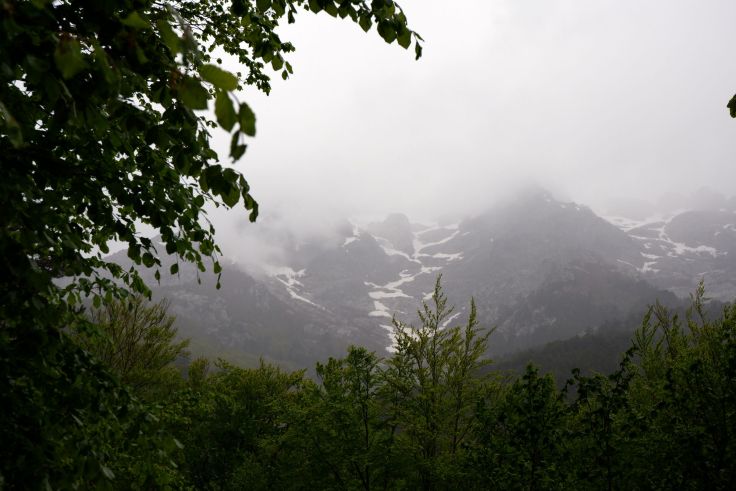 une montagne enneigée