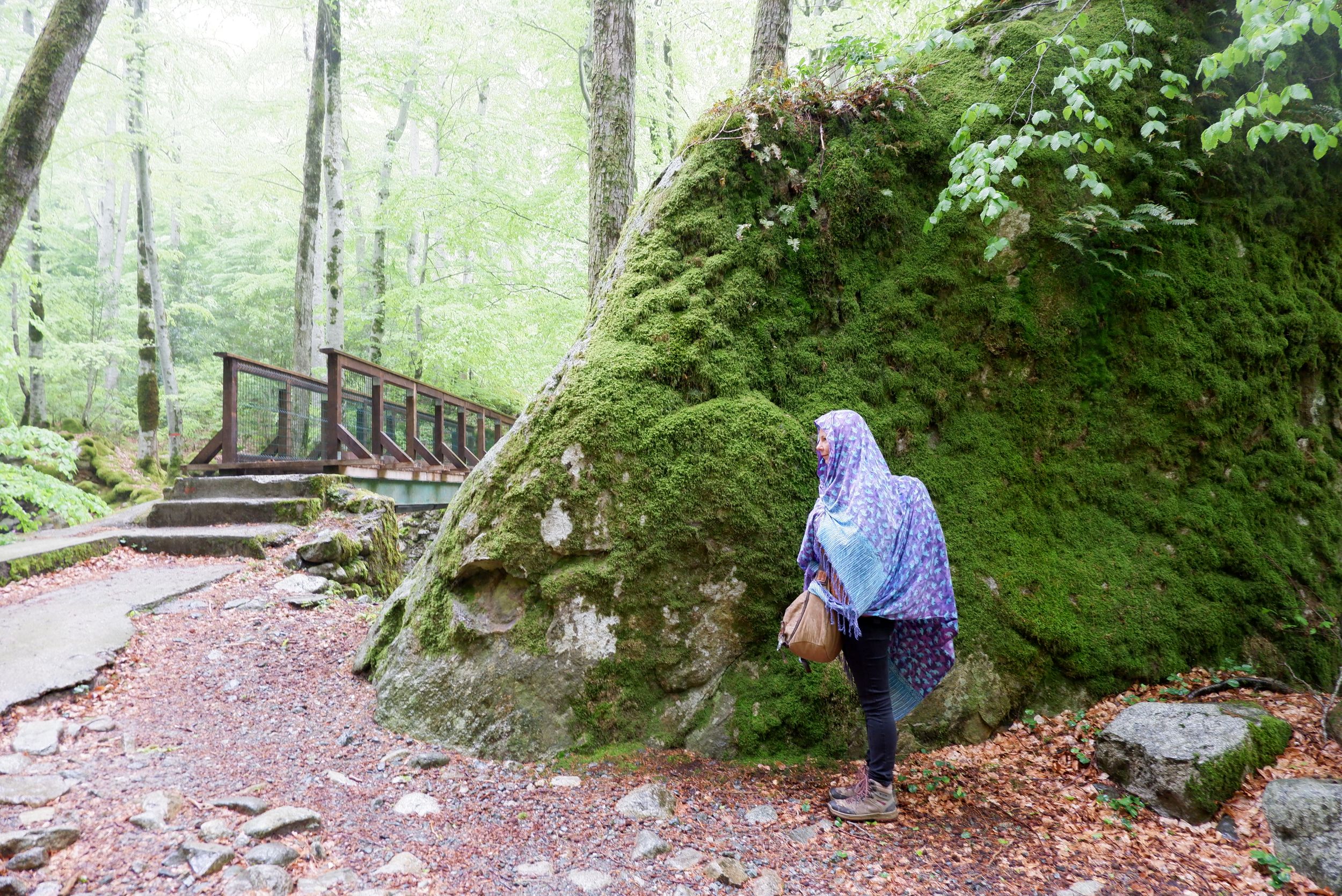 Justine recouverte d'un châle
