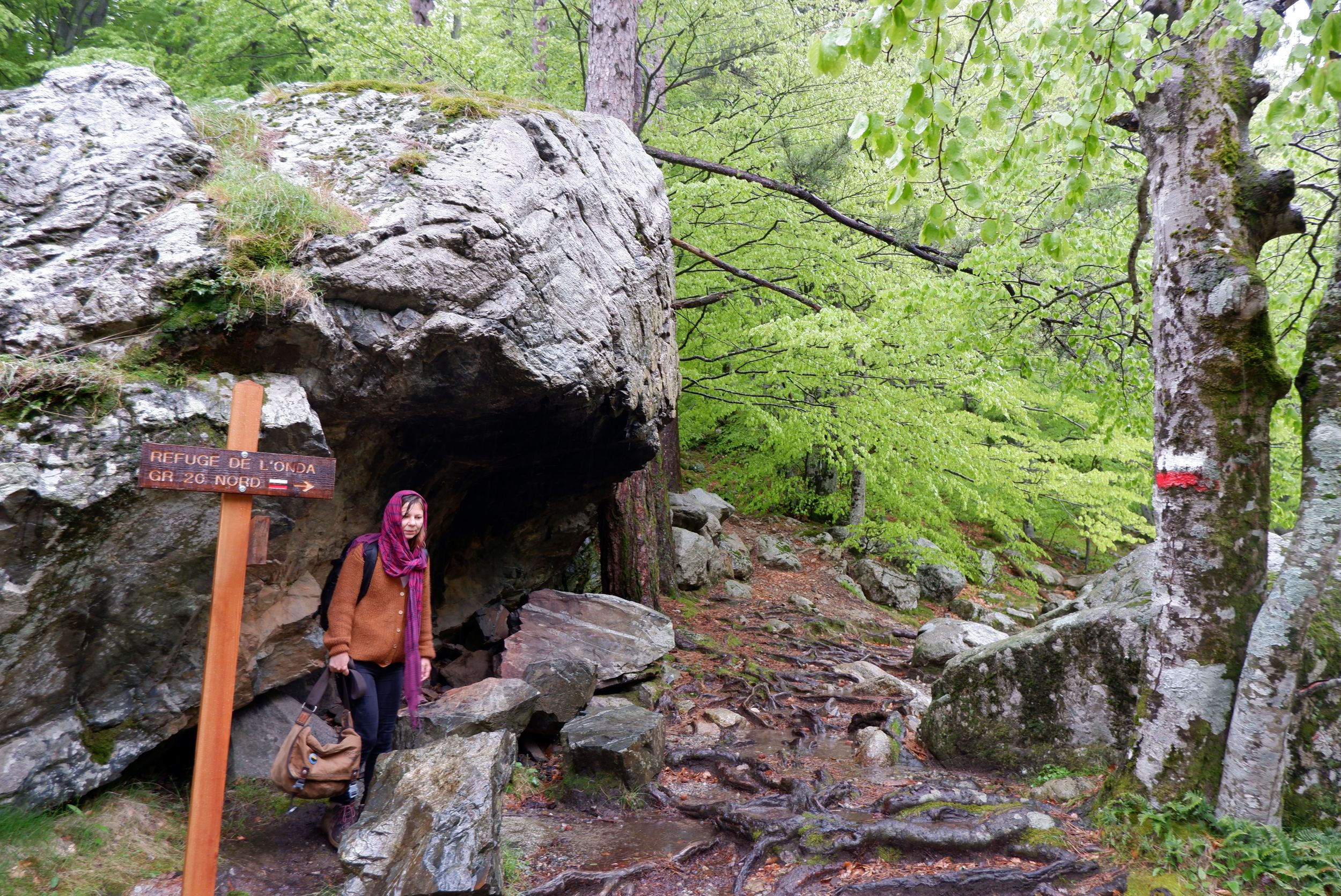 Justine à l'abri sous un rocher