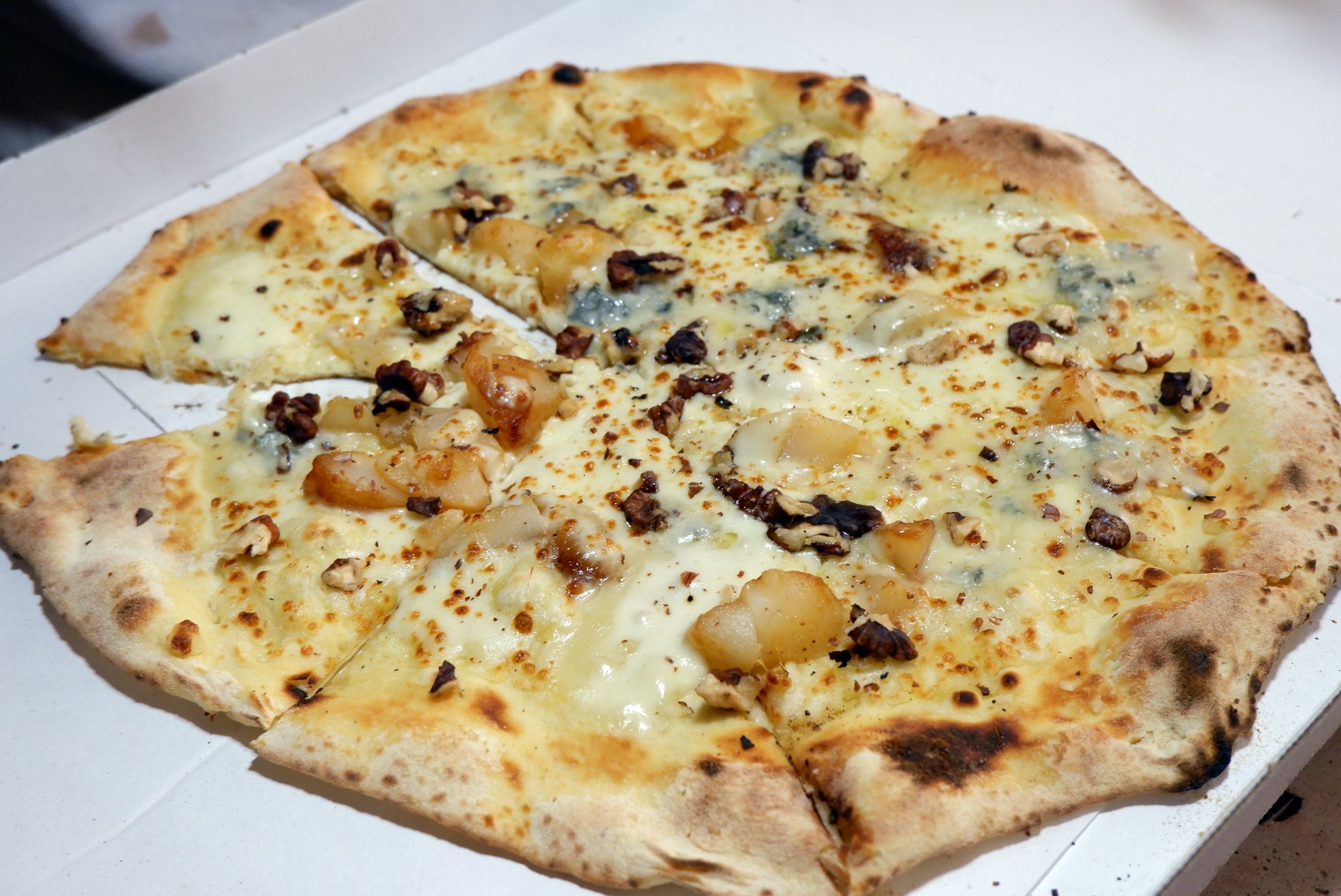 Un pizza au gorgonzola et à la poire