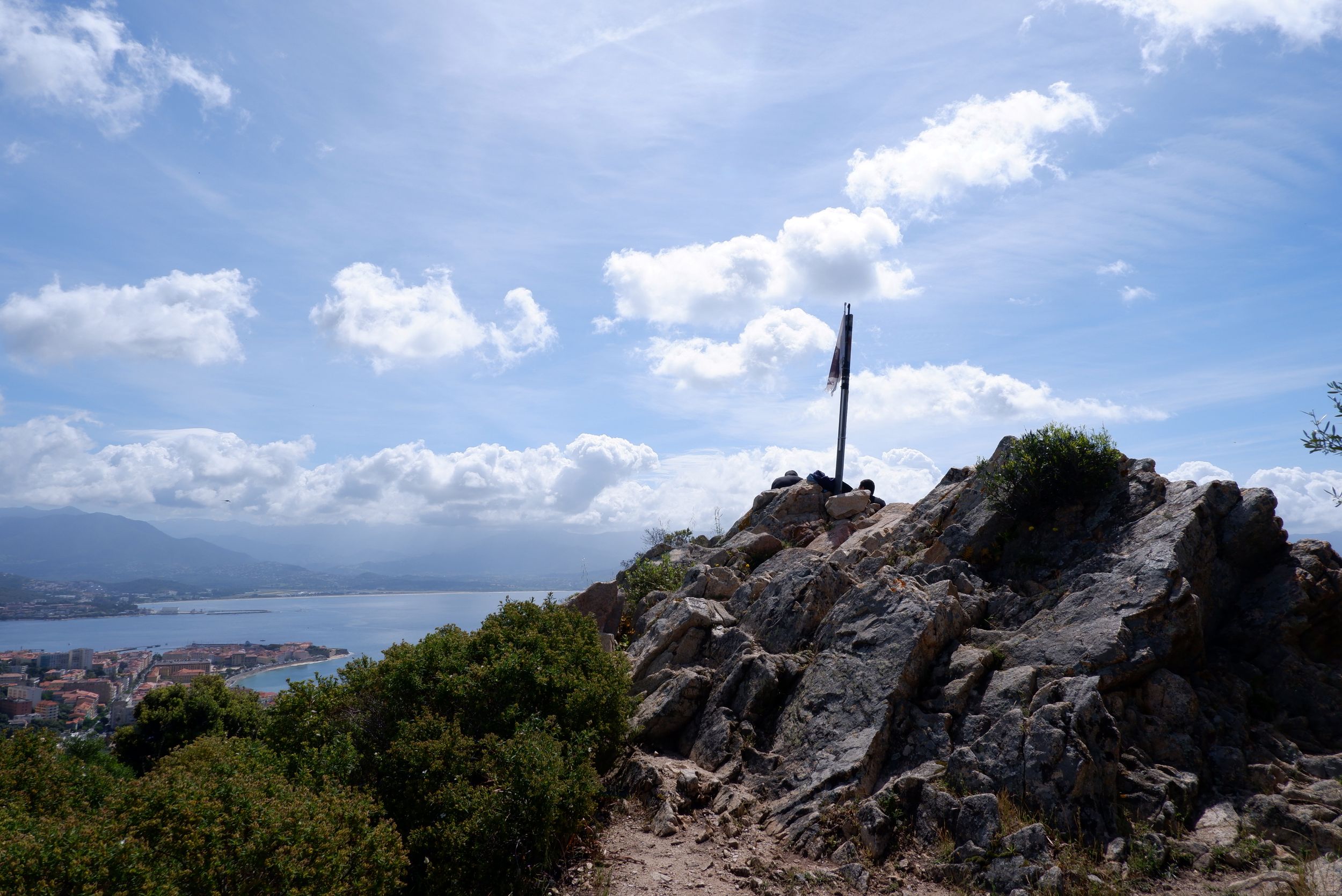 le sommet d'une montagne avec un drapeau corse