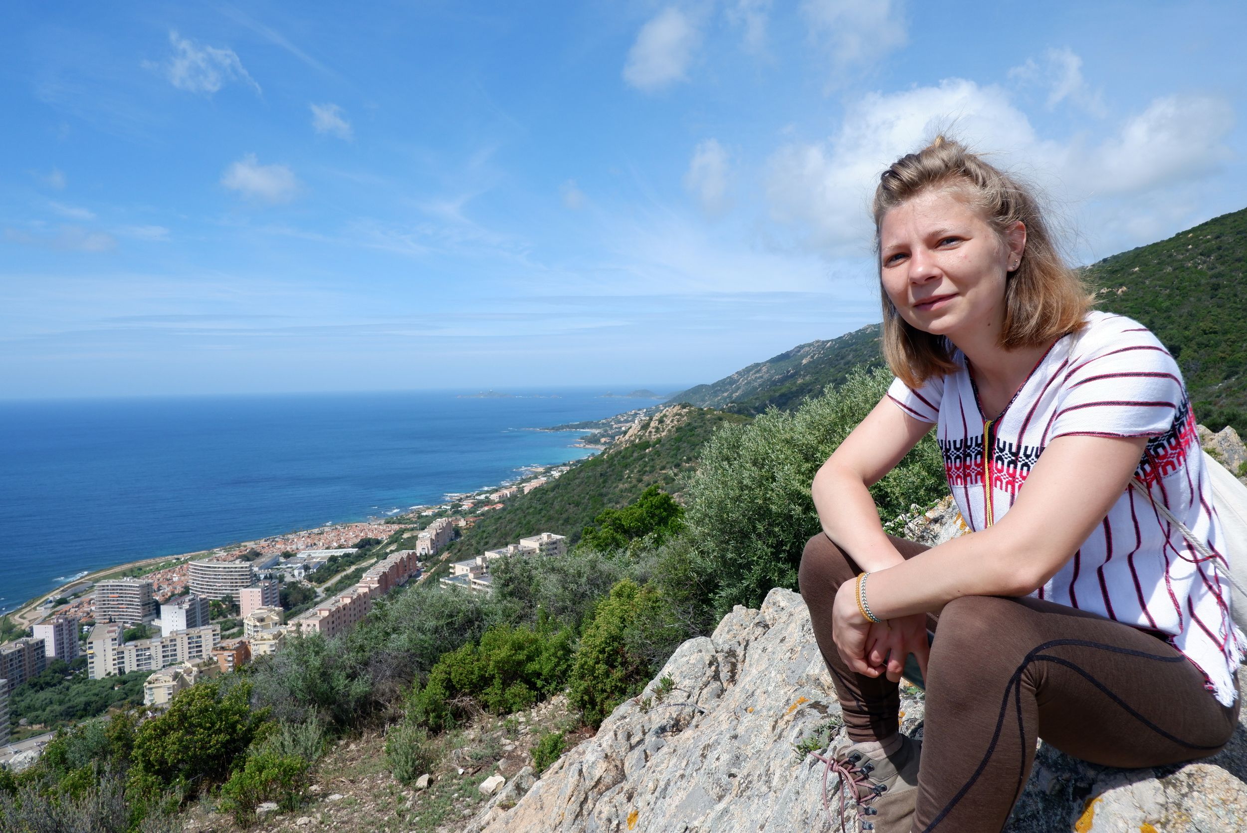 Justine sur un rocher