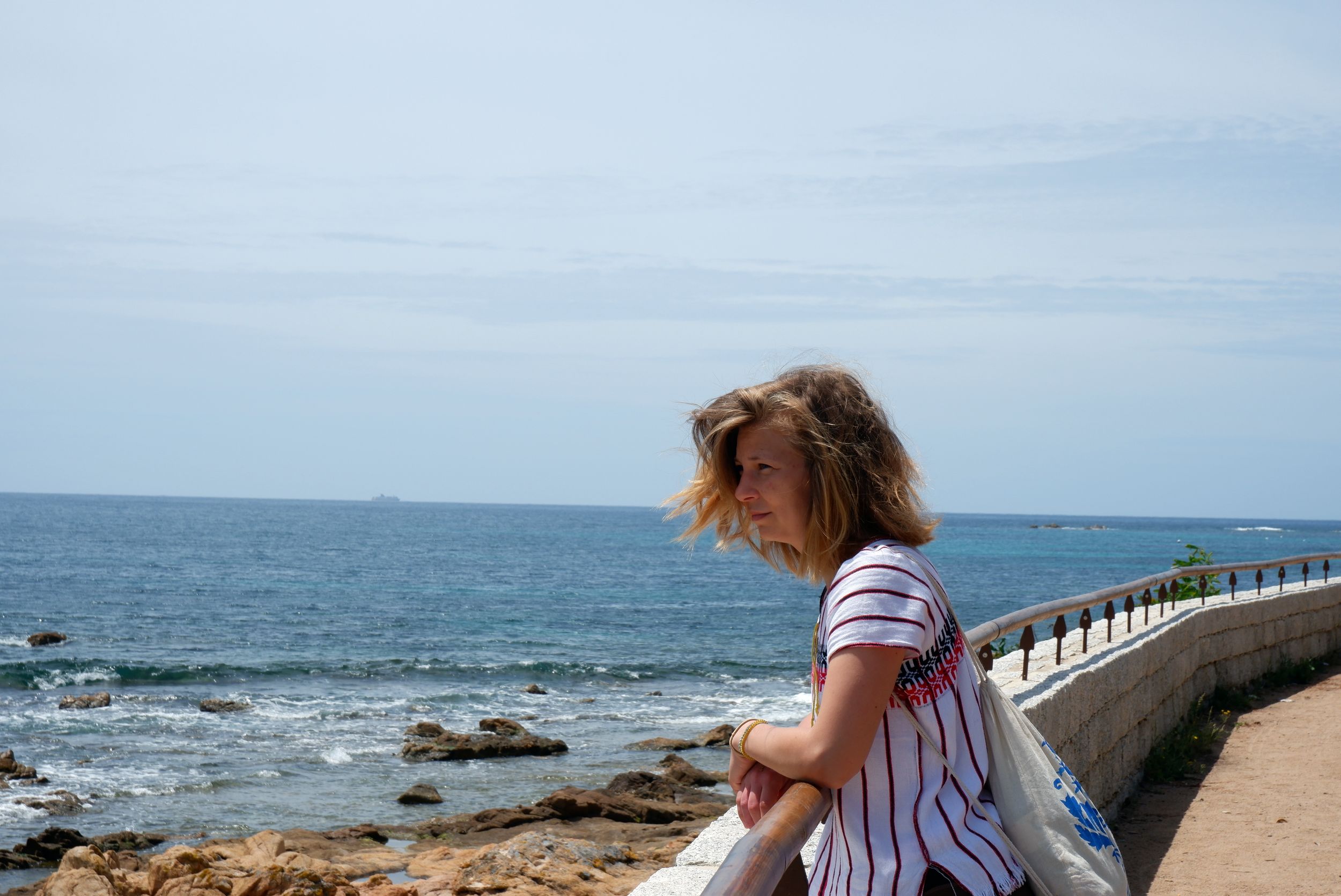 Justine au bord de l'eau