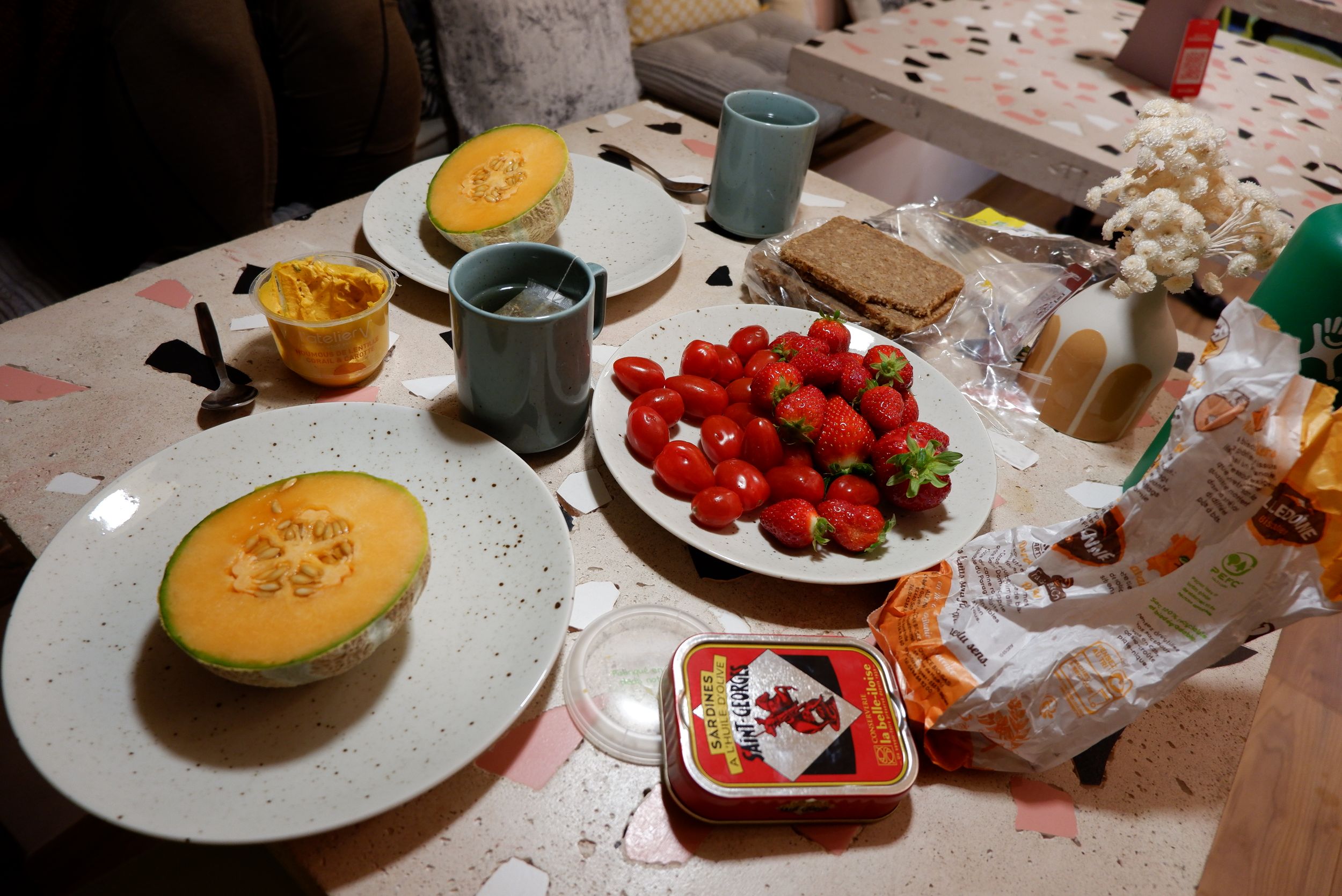 Petit dîner à Ajaccio avec des crudités et des sardines