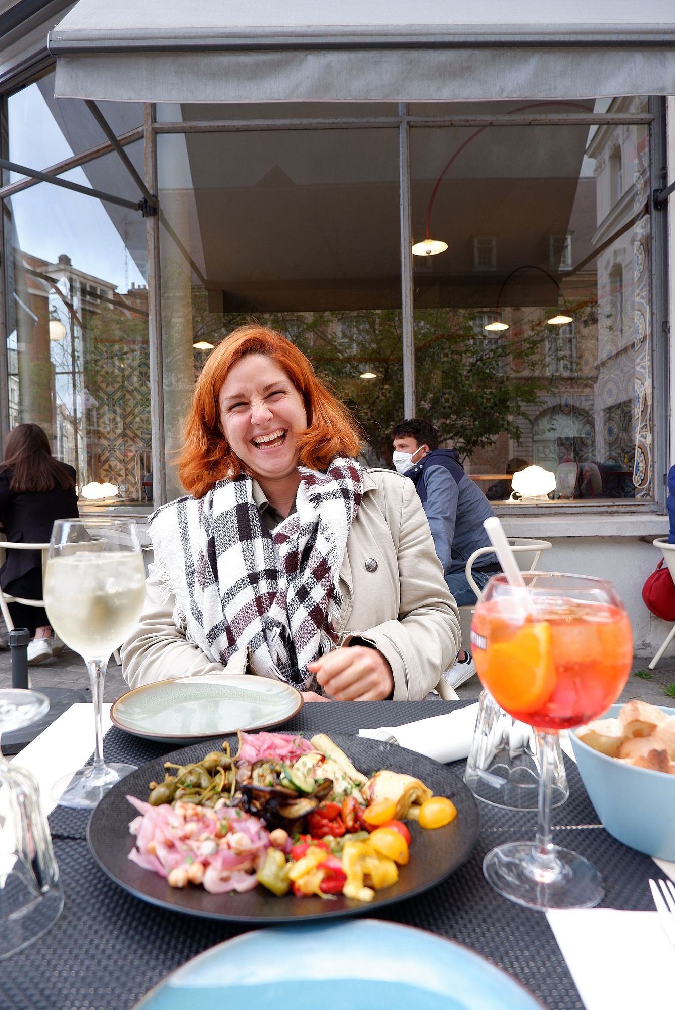 Margaux, rayonnante, sur une terrasse d'un restaurant à Valenciennes