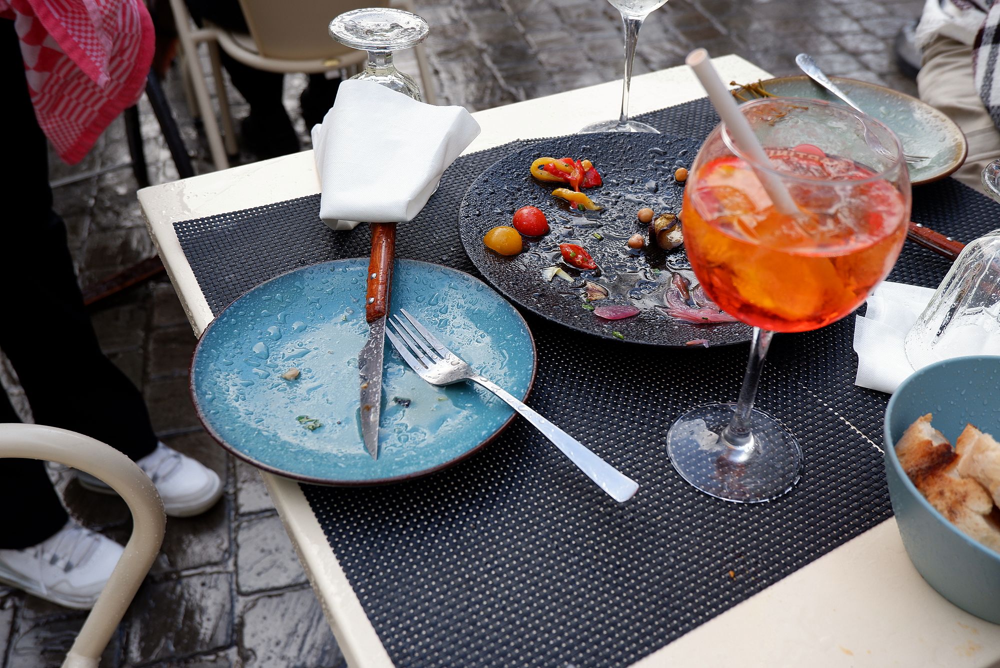 La terrasse du restaurant sous la grêle