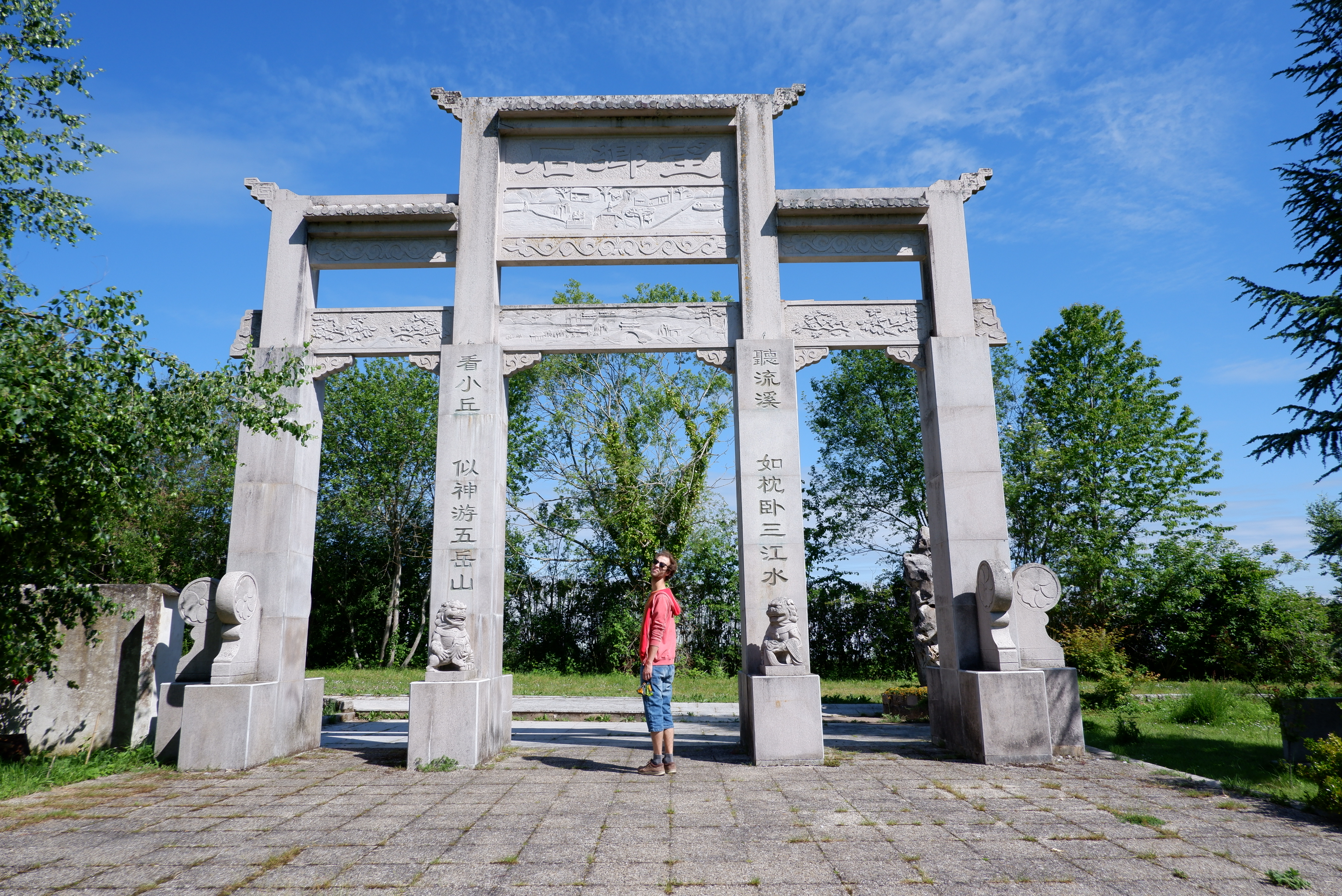 Ryan devant un portail chinois