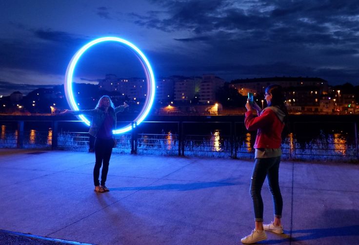 Alexandra et Céline devant un anneau lumineux bleu