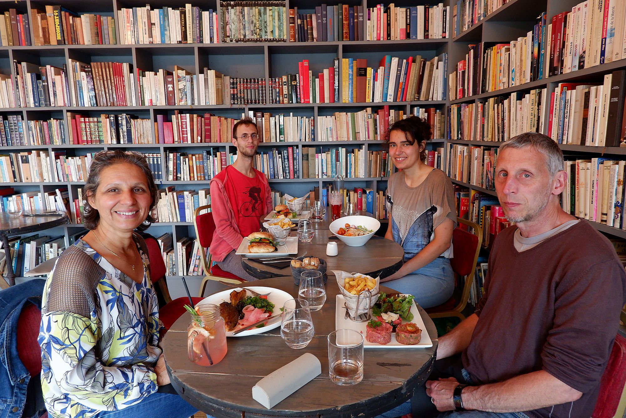 un restaurant dans une bibliothèque